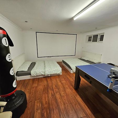 Large Annexe With Games Room Pool Table Ping Pong Air Hockey Movie Projector Windsor Exteriör bild