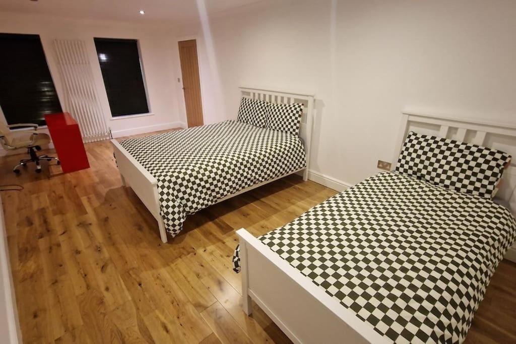 Large Annexe With Games Room Pool Table Ping Pong Air Hockey Movie Projector Windsor Exteriör bild