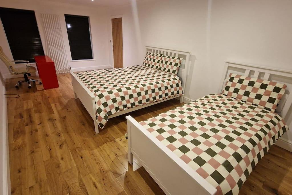 Large Annexe With Games Room Pool Table Ping Pong Air Hockey Movie Projector Windsor Exteriör bild