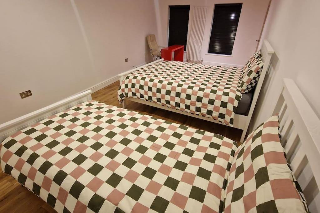 Large Annexe With Games Room Pool Table Ping Pong Air Hockey Movie Projector Windsor Exteriör bild