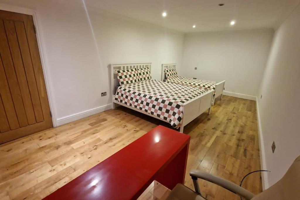 Large Annexe With Games Room Pool Table Ping Pong Air Hockey Movie Projector Windsor Exteriör bild