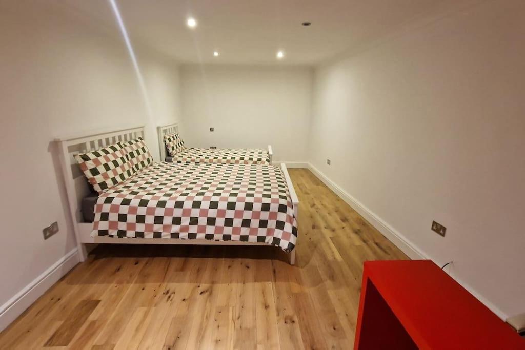 Large Annexe With Games Room Pool Table Ping Pong Air Hockey Movie Projector Windsor Exteriör bild