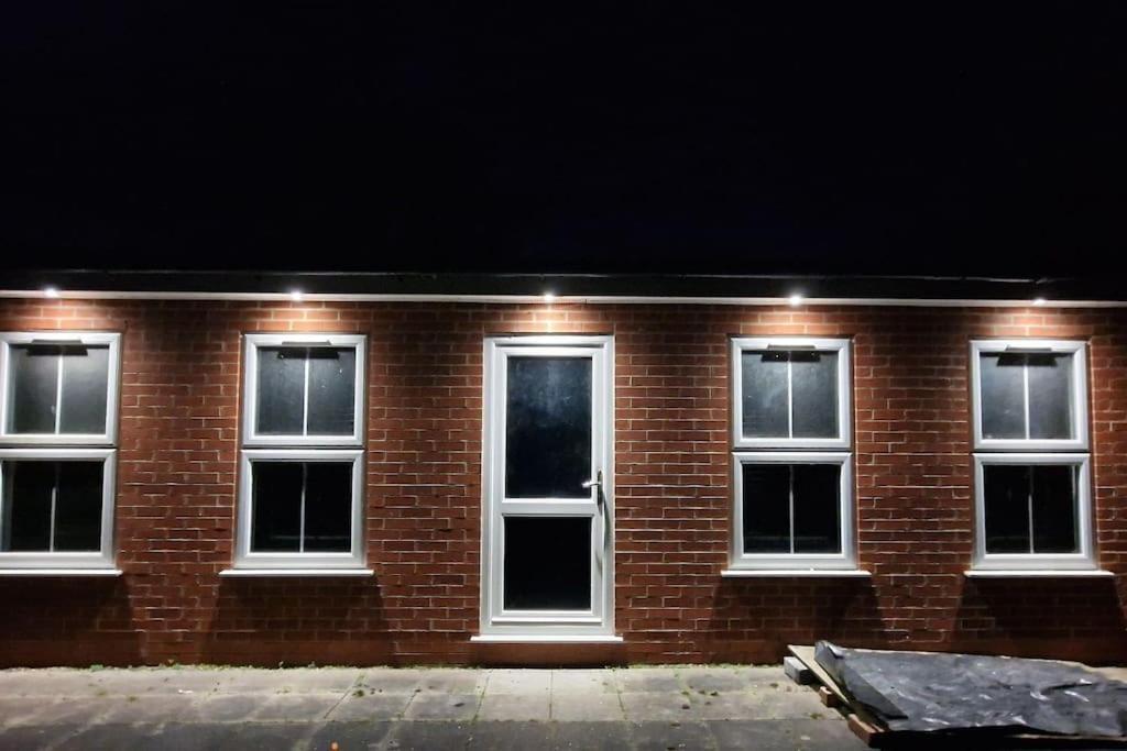 Large Annexe With Games Room Pool Table Ping Pong Air Hockey Movie Projector Windsor Exteriör bild