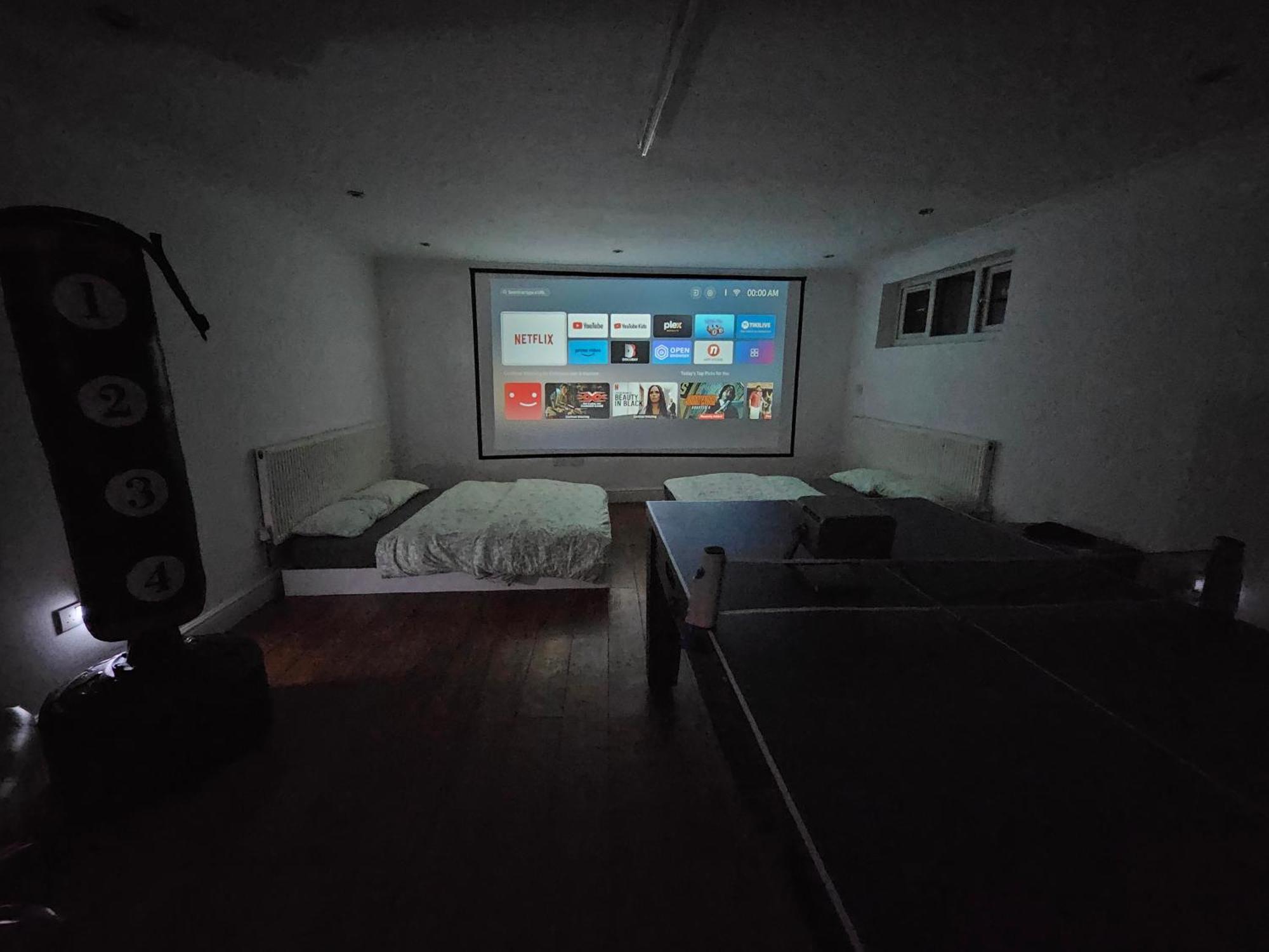 Large Annexe With Games Room Pool Table Ping Pong Air Hockey Movie Projector Windsor Exteriör bild