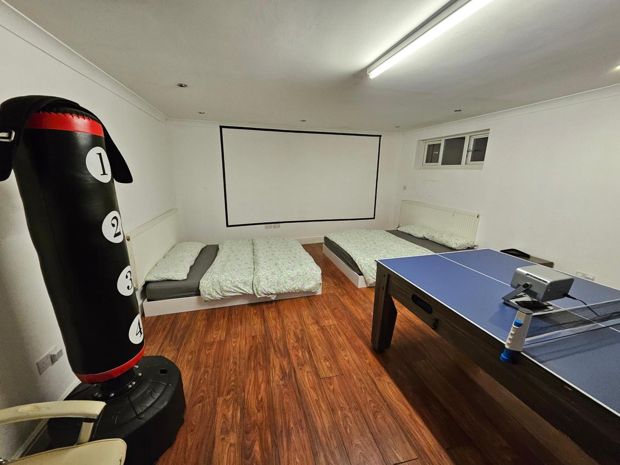 Large Annexe With Games Room Pool Table Ping Pong Air Hockey Movie Projector Windsor Exteriör bild